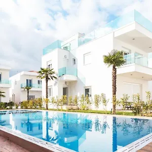 https://porto-brava-luxury-villas.hotelschalkidiki.net